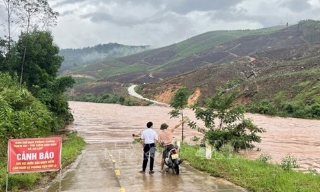 Bắc Ninh: Giải cứu an toàn 12 người bị mưa lũ cô lập